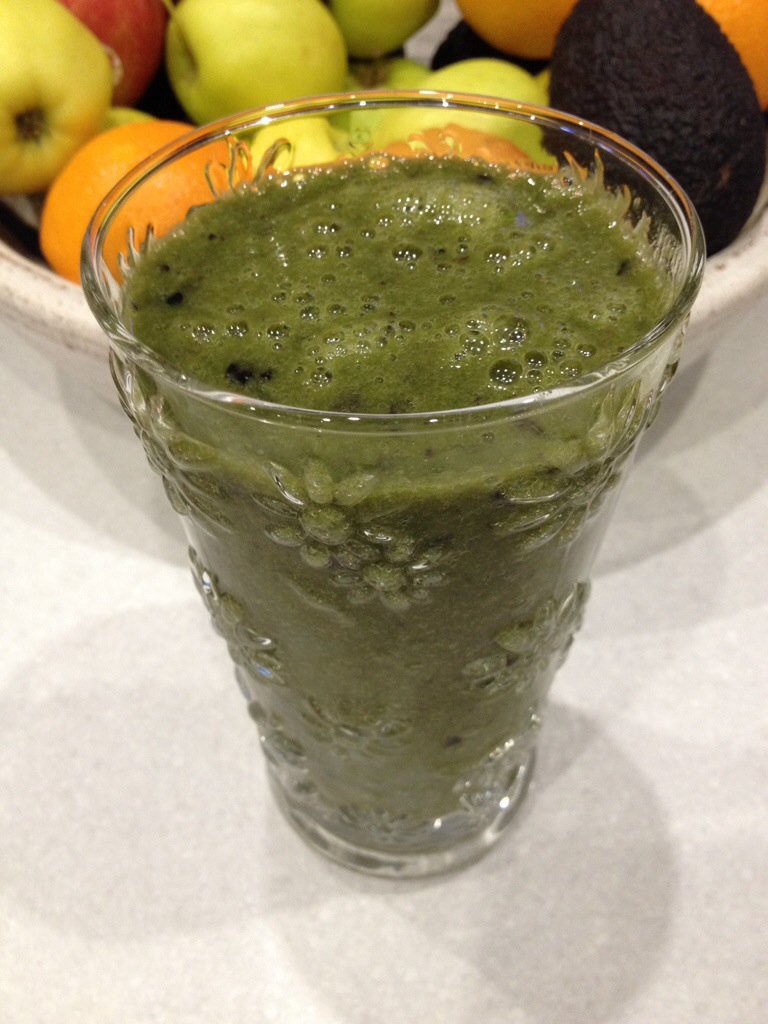 Green Smoothie 1 banana, handful red grapes, 2 handfuls baby spinach, 2 apples. Looks like pond water Actually tastes quite delicous - my favourite