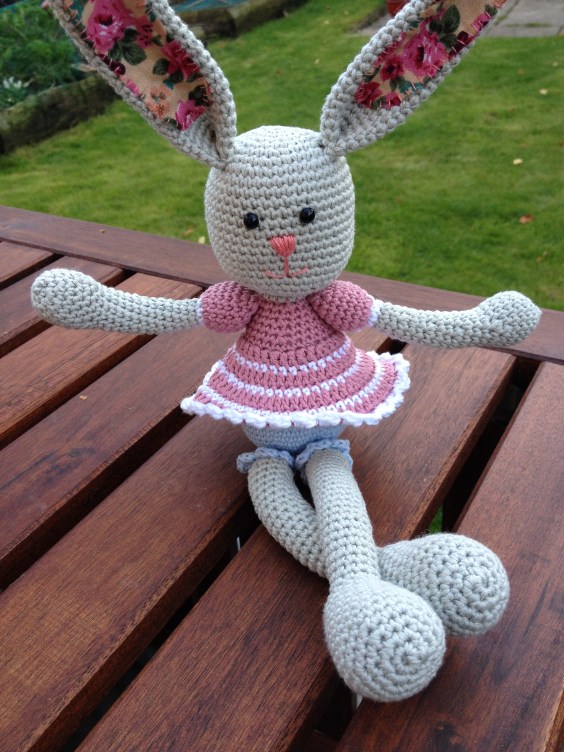 Frilly pants bunny by Lilleliis