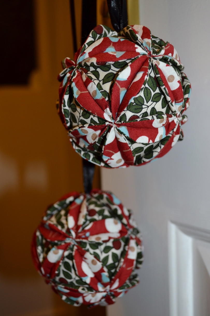 Christmas fabric baubles tutorial