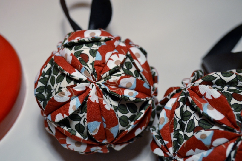 Christmas fabric baubles tutorial